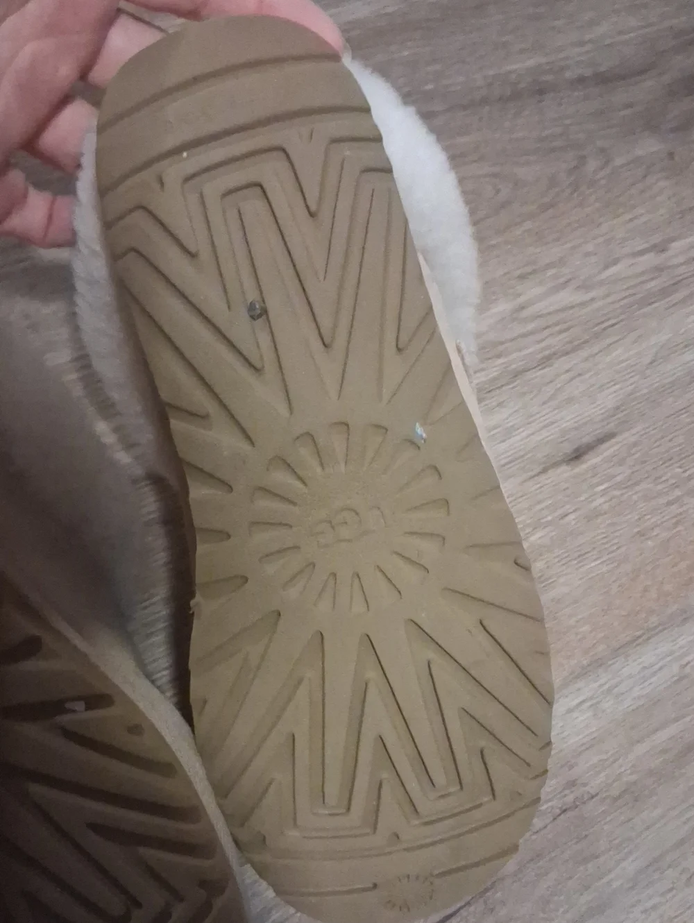 8.5 UGG Shearling Cuff Slip-On Slippers in Beige - Picture 7 of 7